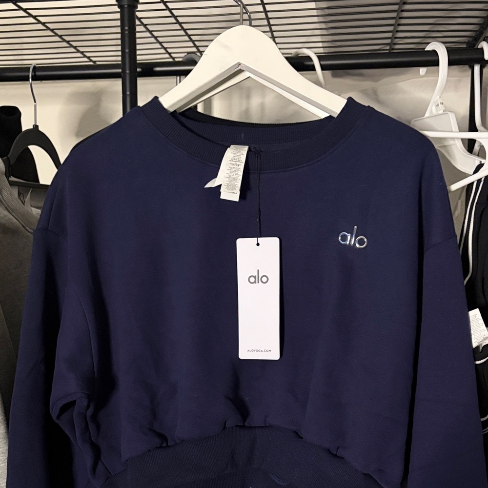 ALO Yoga Women's navy blue cropped accolade crewneck